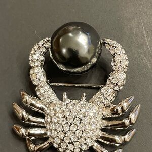 Vintage Signed Carolee Silver Tone & Crystal Crab w/h Sphere Pearl Pin Brooch